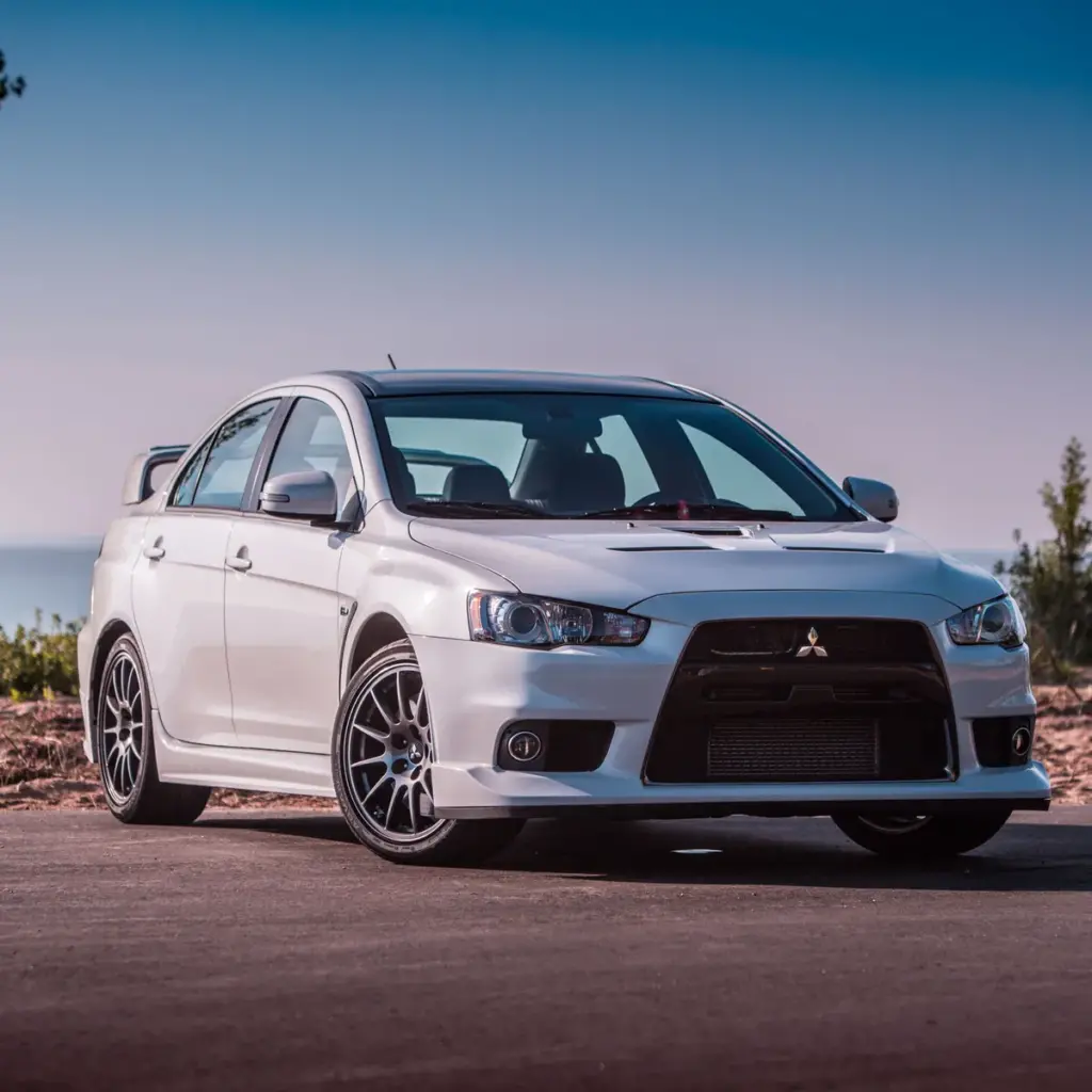 Voiture Mitsubishi lancer evolution x de couleur blanche au soleil