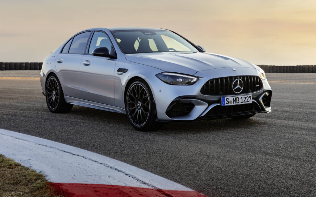 voiture grise Mercedes-amg C63 avec roues noirs de billet