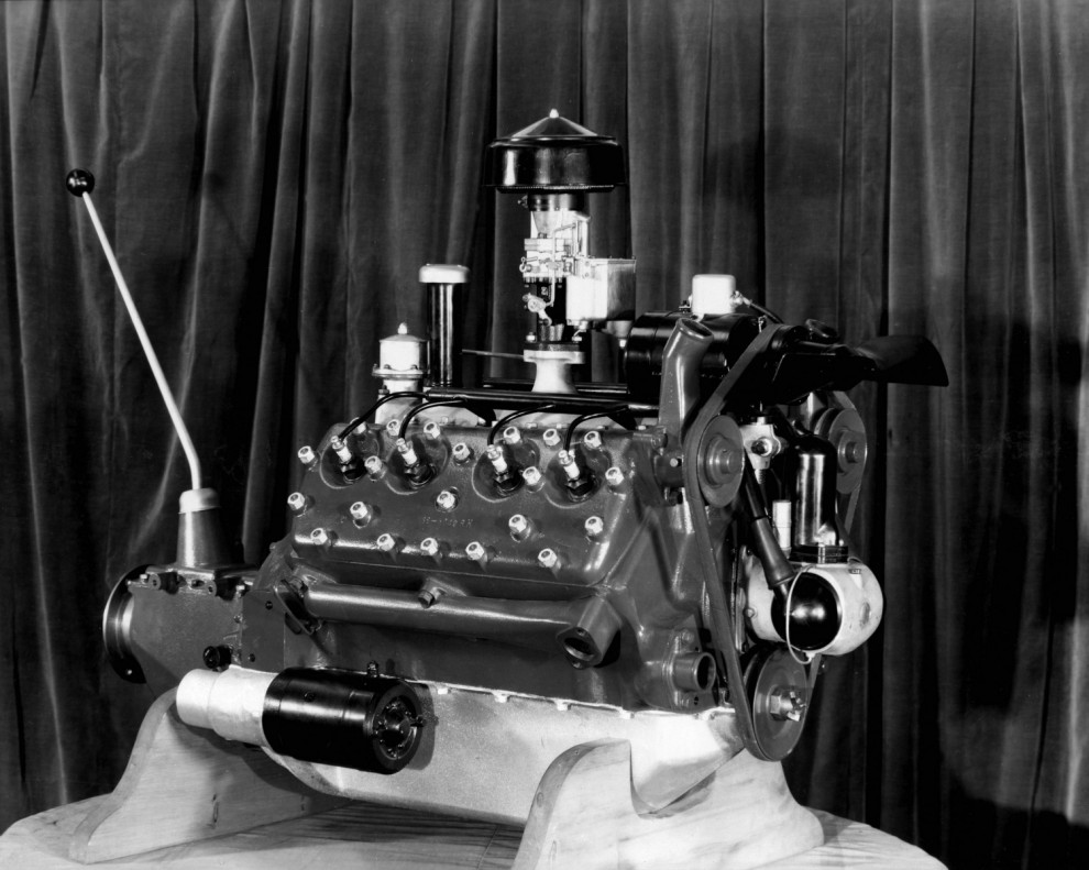 Moteur V8 à soupapes latérales en noir et blanc devant des rideaux