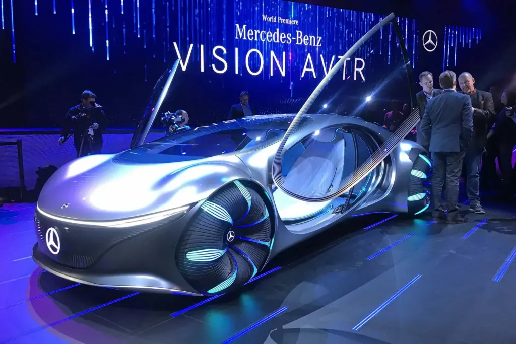 Voiture futuriste de chez Mercedes-Benz équipé de beaucoup de néons et un arrière plan très lumineux