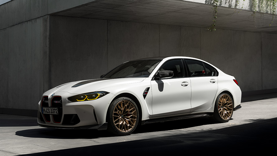 voiture blanche bmw m3 avec roues bronze de côté