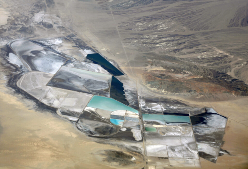 Énorme mine de lithium présentant plusieurs couleurs, des États-Unis d’Amérique.