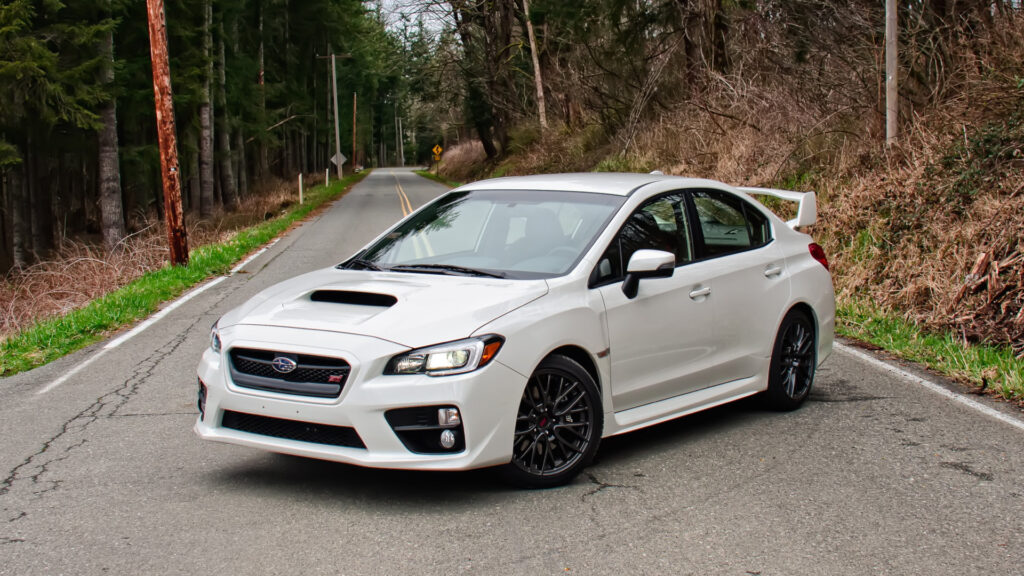 Voiture Subaru Wrx Sti de couleur blanche en diagonale sur la route