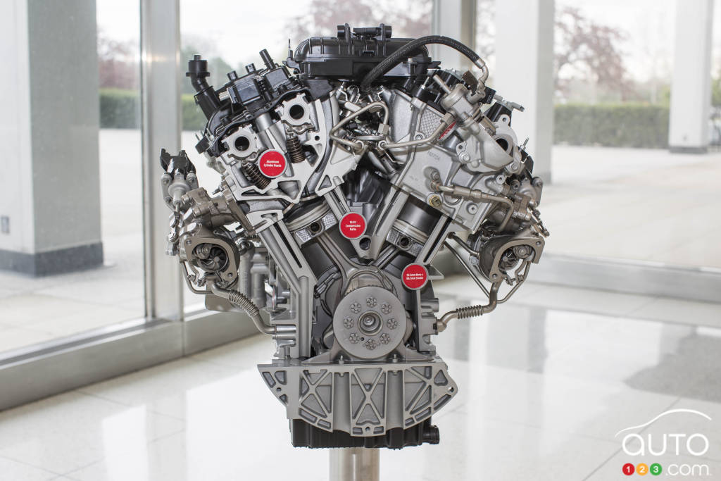 Grand moteur V6 Ecoboost sur un présentoir.