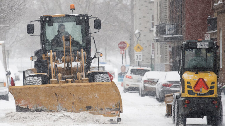 Déneigeuse qui déneige les rues de Montréal après une tempète