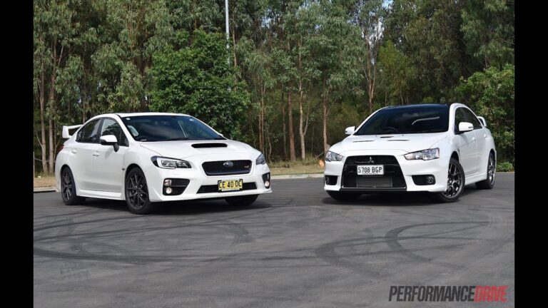 Deux voitures blanches l'une à côté de l'autre. Mitsubishi evolution et Subaru wrx sti