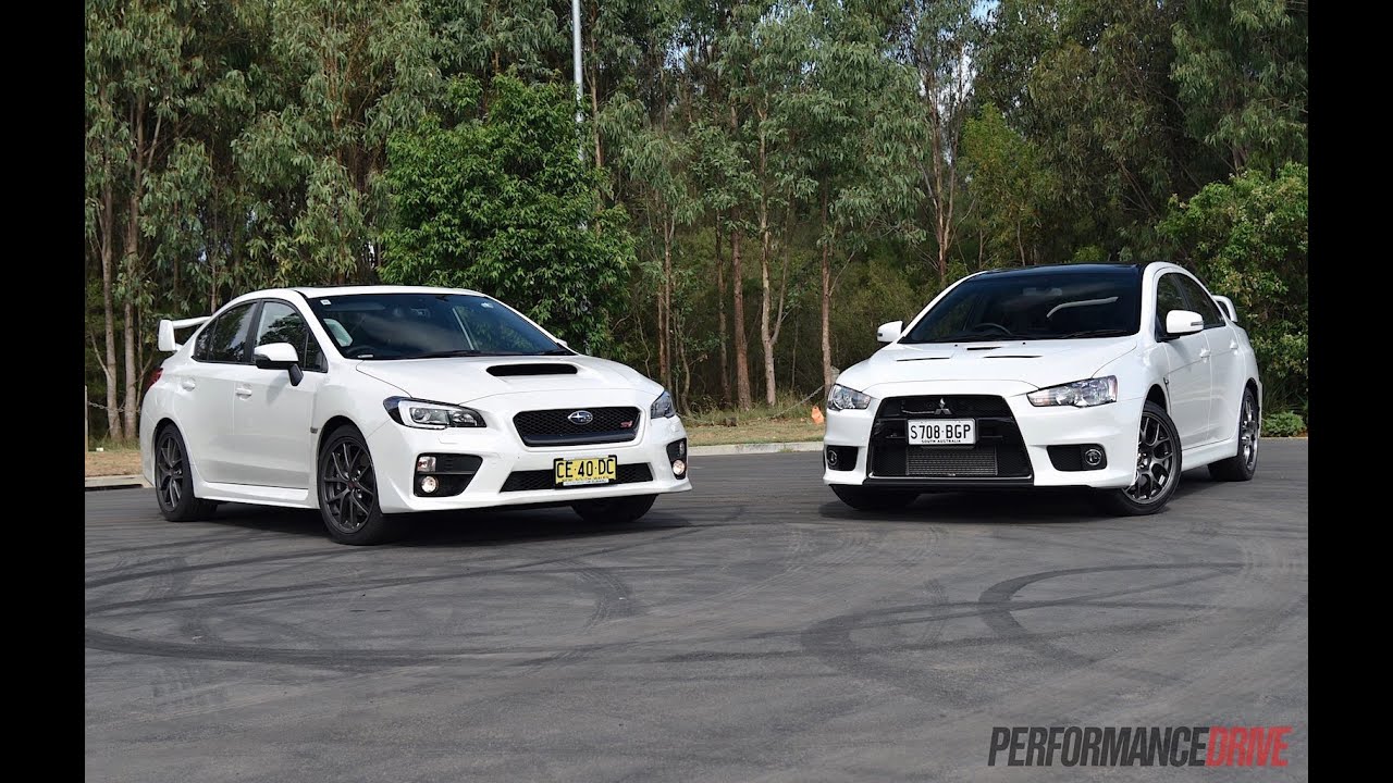 Deux voitures blanches l'une à côté de l'autre. Mitsubishi evolution et Subaru wrx sti