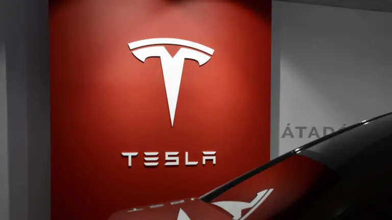 Logo de la marque Tesla sur un fond rouge