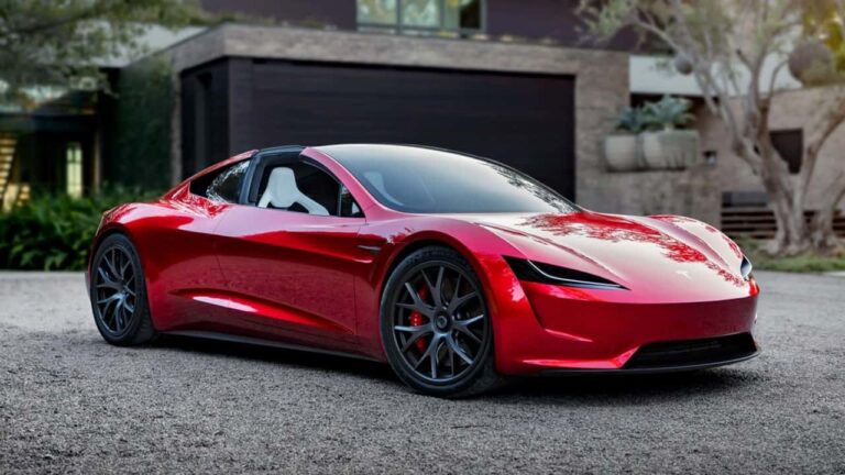 Véhicule électrique Tesla rouge dans une entrée