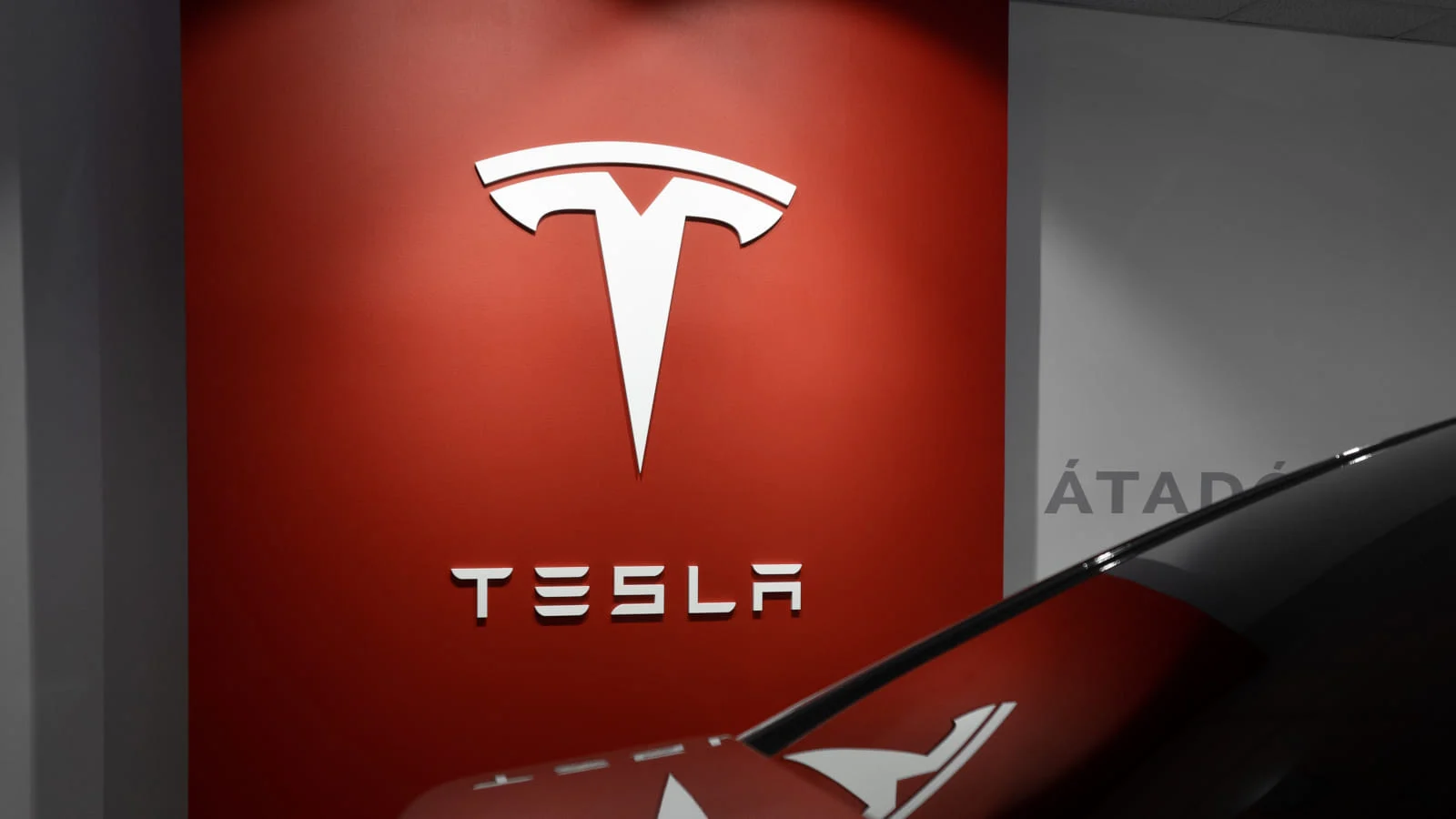 Logo de la marque Tesla sur un fond rouge